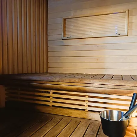 Naekoealahuoneisto 420 Syöte