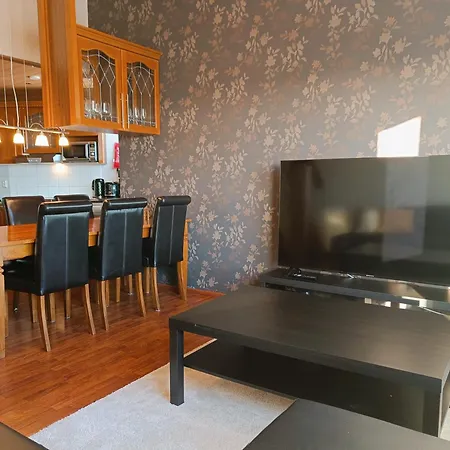 Naekoealahuoneisto 420 Syöte